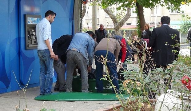 Yanı başlarında ölen adama aldırmadan para çektiler 3