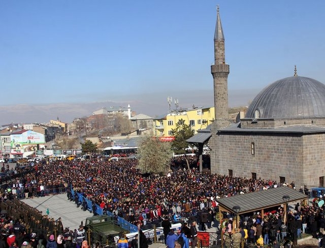 Erzurum şehidini 25 bin kişiyle uğurladı 5