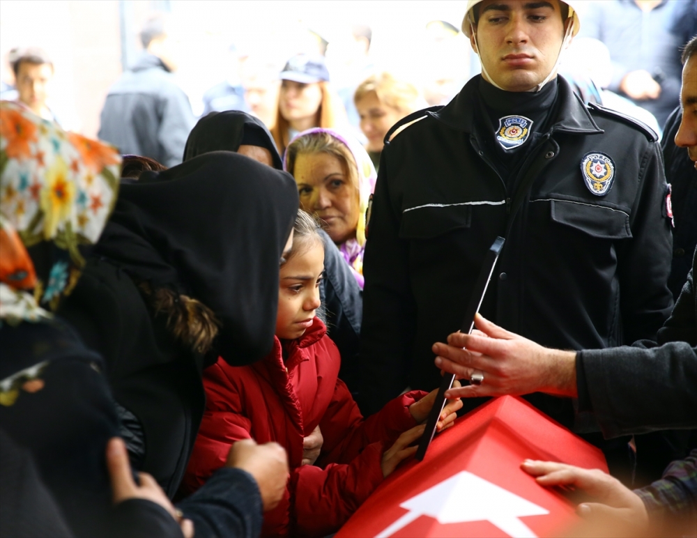 Ülkücü şehidin oğlu Erdoğan’a böyle baktı 10