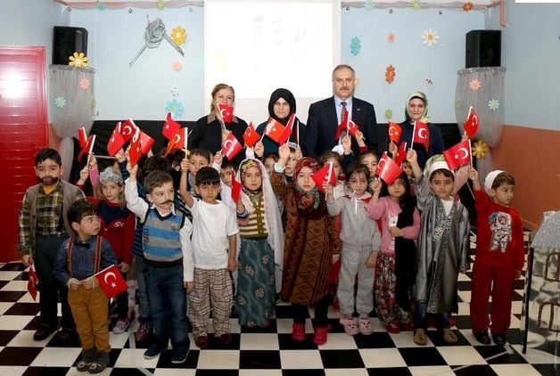 Anaokulu öğrencilerini tankın önüne yatırdılar! 5