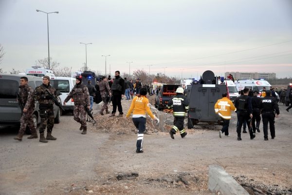 Hain saldırı sırasında polisin silahını böyle çaldı 1