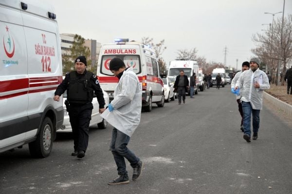 Hain saldırı sırasında polisin silahını böyle çaldı 4