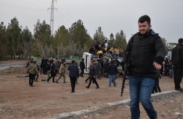 Hain saldırı sırasında polisin silahını böyle çaldı 8