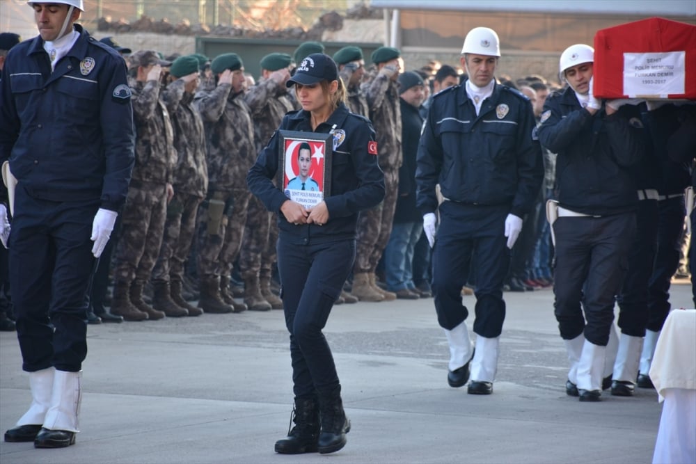 Hem silah hem de hayat arkadaşını uğurladı 1