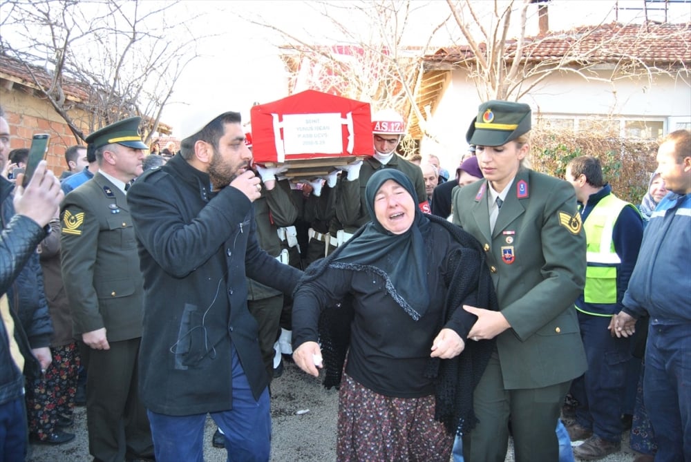 El Bab şehidi gözyaşlarıyla uğurlandı 12