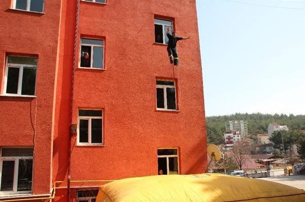 Öğretmenler okulun penceresinden atladı 1