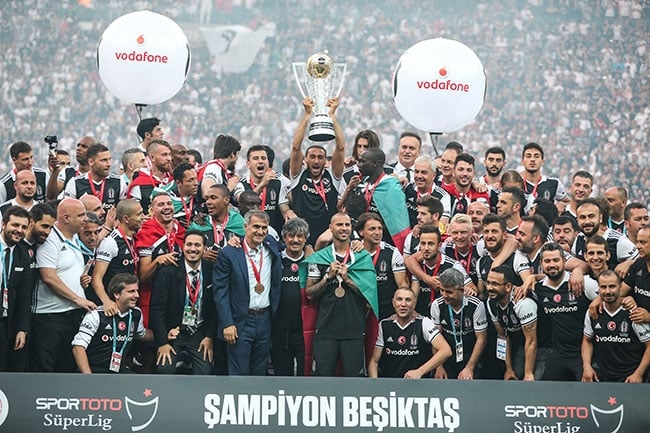 Beşiktaş şampiyonluk kupasını böyle aldı! 1