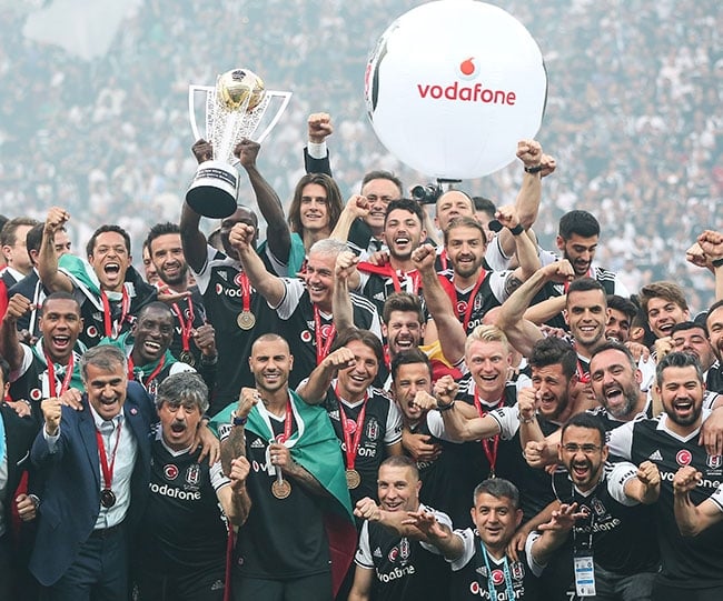 Beşiktaş şampiyonluk kupasını böyle aldı! 2