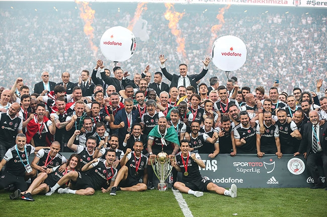 Beşiktaş şampiyonluk kupasını böyle aldı! 3