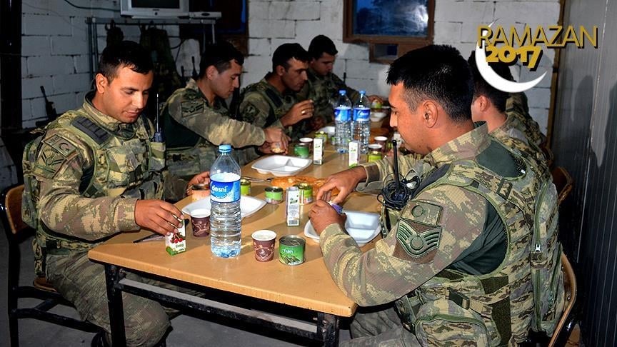 Kahraman Mehmetçik sahur ve iftarı mevzide yapıyor! 5