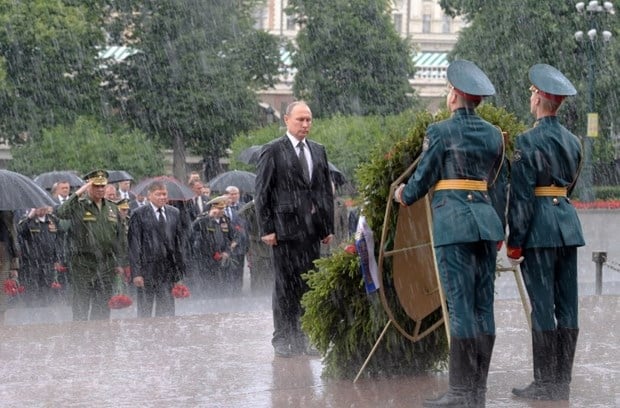 Putin yağmura rağmen töreni bırakmadı 7