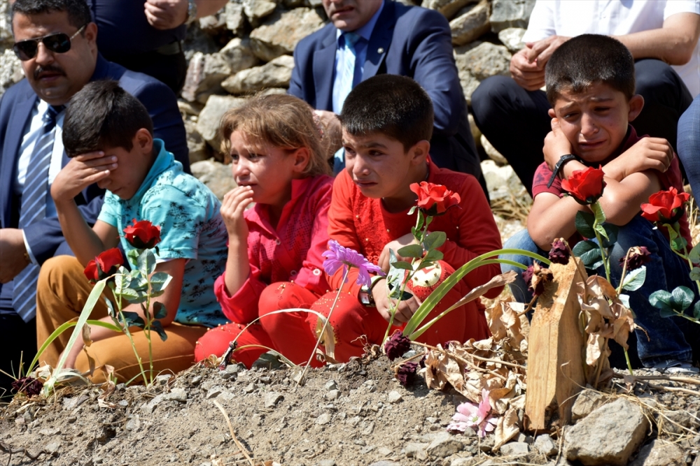 Öğrencileri, şehit öğretmen Necmettin Yılmaz'ın kabrini ziyaret etti 1