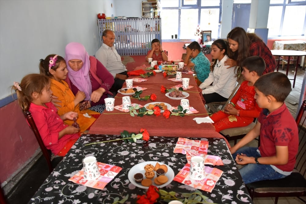 Öğrencileri, şehit öğretmen Necmettin Yılmaz'ın kabrini ziyaret etti 10