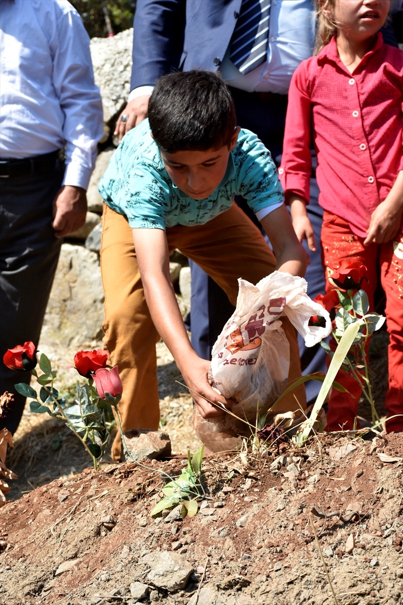 Öğrencileri, şehit öğretmen Necmettin Yılmaz'ın kabrini ziyaret etti 5