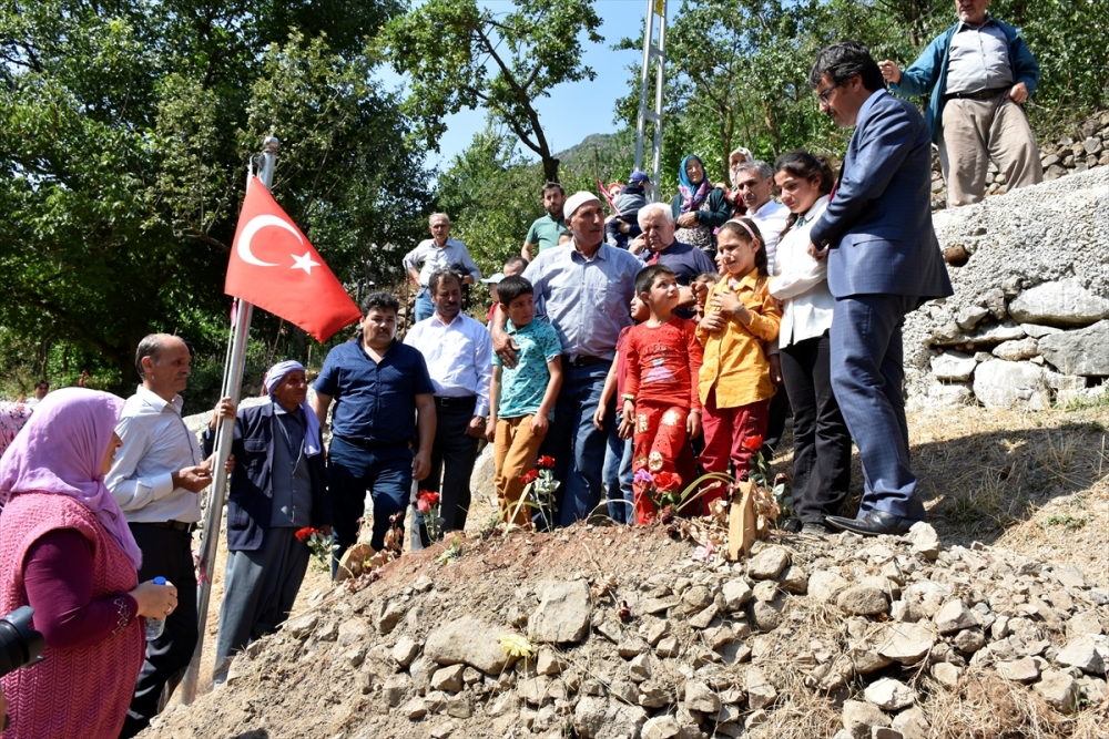 Öğrencileri, şehit öğretmen Necmettin Yılmaz'ın kabrini ziyaret etti 6