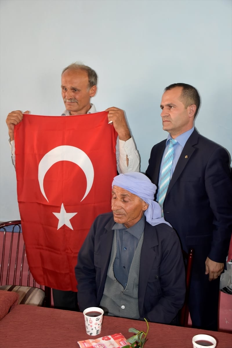 Öğrencileri, şehit öğretmen Necmettin Yılmaz'ın kabrini ziyaret etti 9