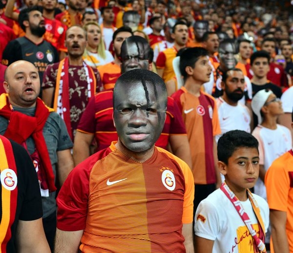 Gomis'e yapılan ırkçılığa Galatasaray taraftarı böyle cevap verdi! 5