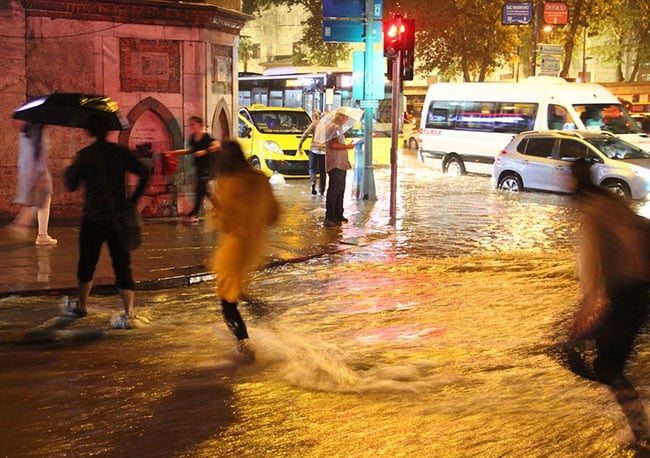 Sağanak yağış İstanbul'u vurdu 1