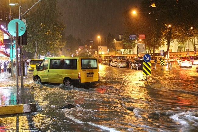 Sağanak yağış İstanbul'u vurdu 2