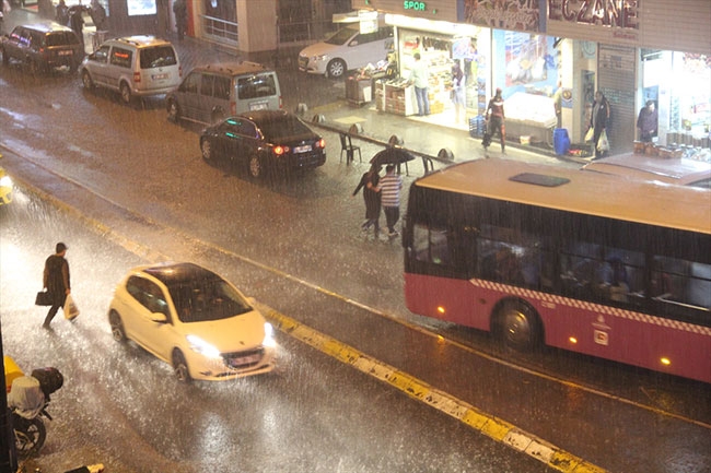 Sağanak yağış İstanbul'u vurdu 3