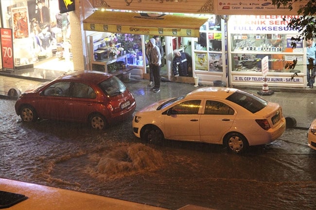 Sağanak yağış İstanbul'u vurdu 4