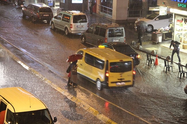 Sağanak yağış İstanbul'u vurdu 5