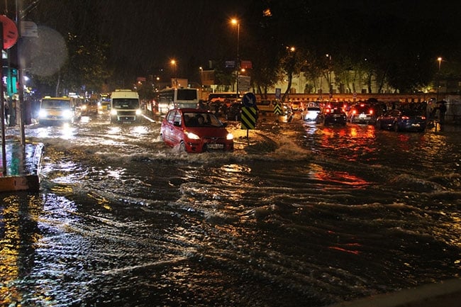 Sağanak yağış İstanbul'u vurdu 6