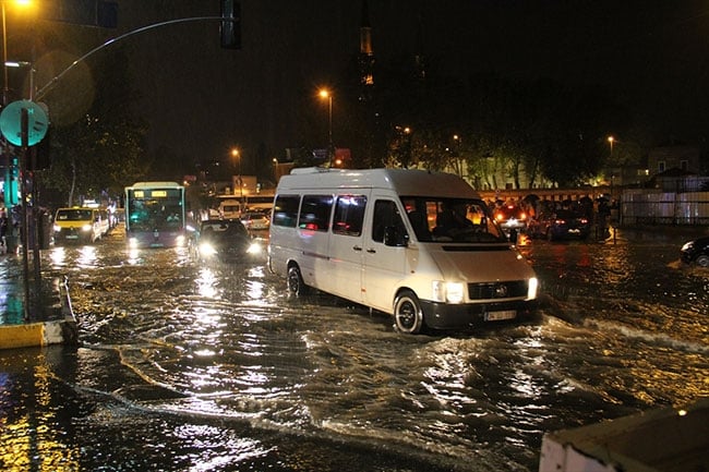 Sağanak yağış İstanbul'u vurdu 7