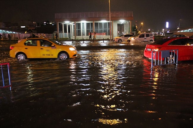 Sağanak yağış İstanbul'u vurdu 8