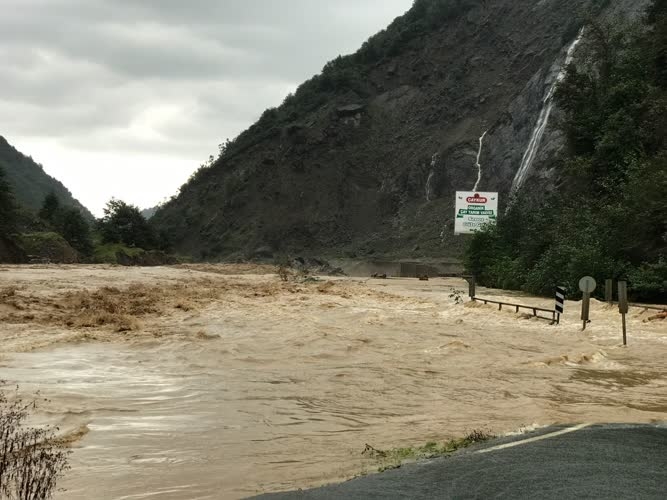 Sel Rize'de can aldı 1