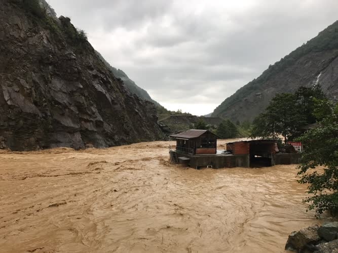 Sel Rize'de can aldı 3