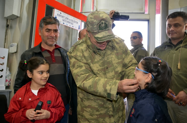 Org. Akar ve komutanlar Yüksekova'da esnafı ziyaret etti 2