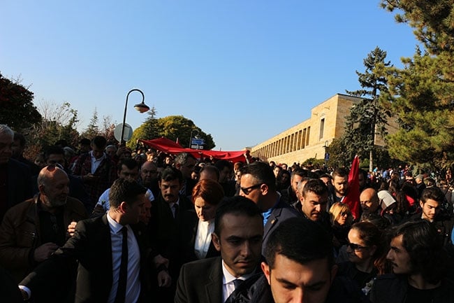 Anıtkabir'de Meral Akşener'e yoğun ilgi 1