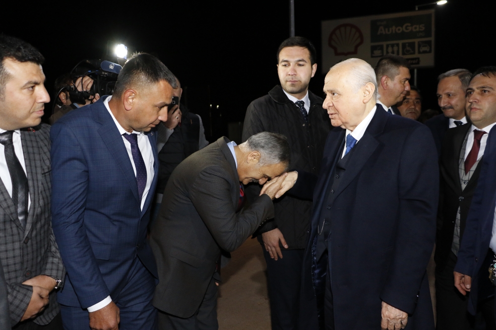 Devlet Bahçeli'nin elini öpmek için yarışa girdiler 2