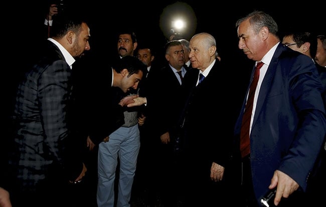 Devlet Bahçeli'nin elini öpmek için yarışa girdiler 3