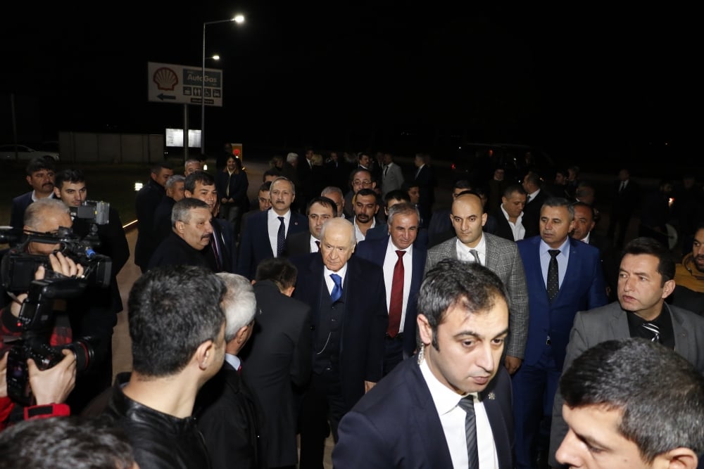 Devlet Bahçeli'nin elini öpmek için yarışa girdiler 7