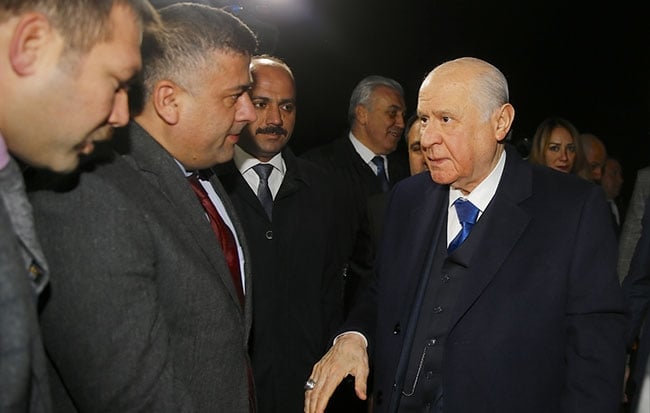 Devlet Bahçeli'nin elini öpmek için yarışa girdiler 8