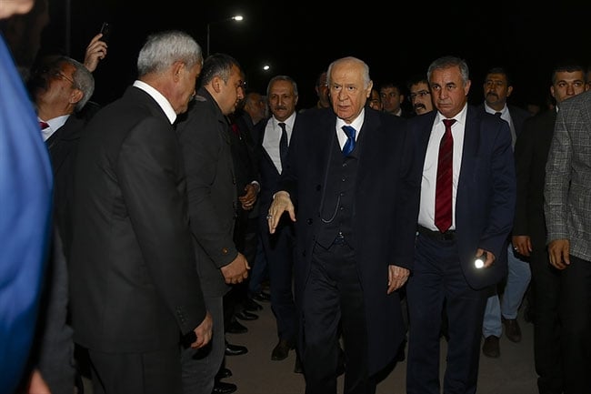 Devlet Bahçeli'nin elini öpmek için yarışa girdiler 9