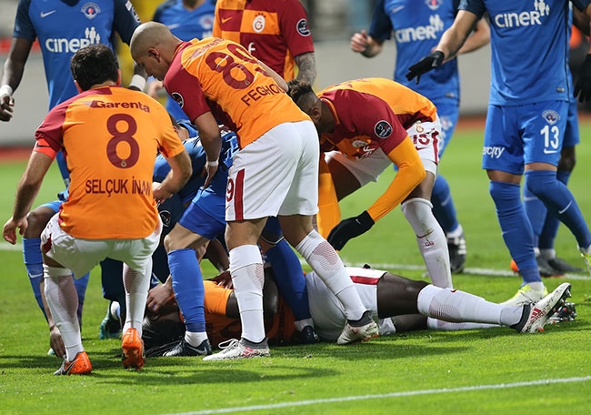 Batefimbi Gomis maçta bayıldı 2