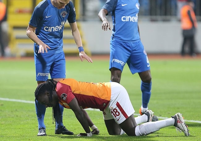 Batefimbi Gomis maçta bayıldı 3