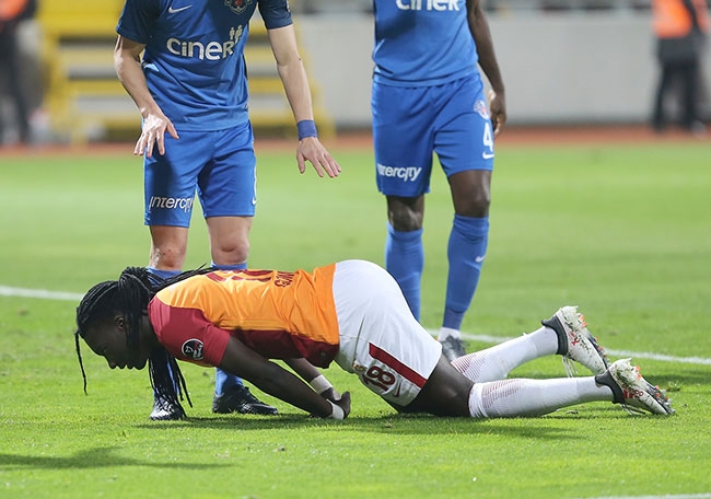 Batefimbi Gomis maçta bayıldı 4