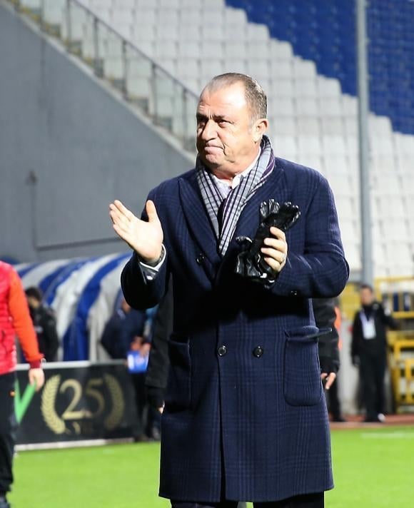 Fatih Terim, 9 oyuncunun biletini kesti 1