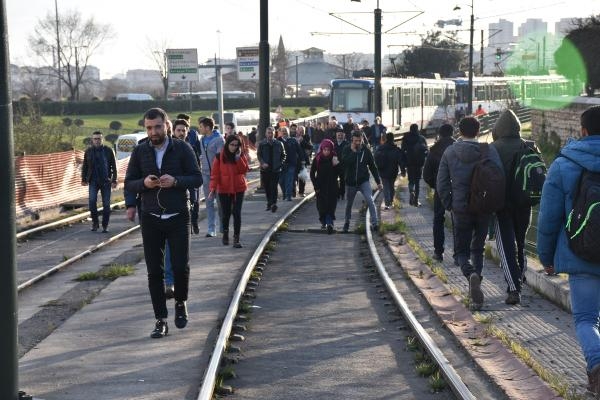 Topkapı’da tramvay yine raydan çıktı 6