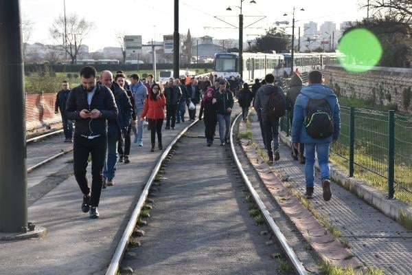 Topkapı’da tramvay yine raydan çıktı 9