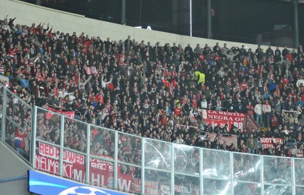 Beşiktaş taraftarı takımını alkışlarla uğurladı 13