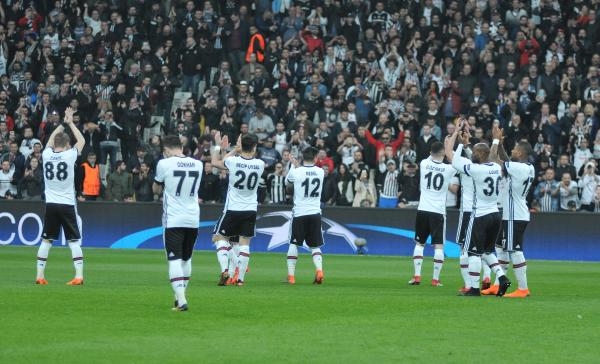 Beşiktaş taraftarı takımını alkışlarla uğurladı 2