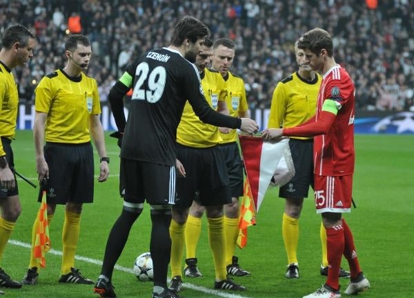 Beşiktaş taraftarı takımını alkışlarla uğurladı 3