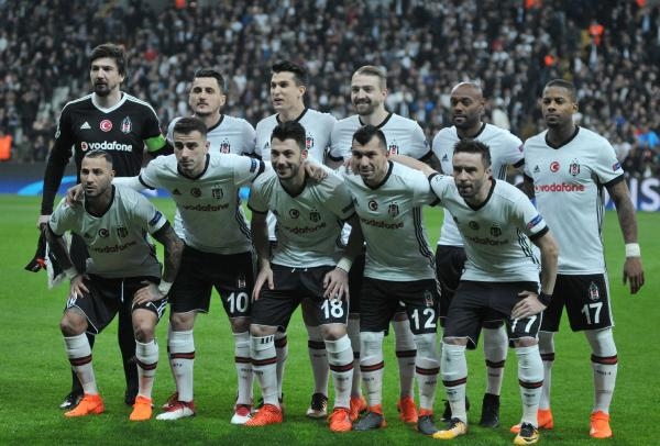 Beşiktaş taraftarı takımını alkışlarla uğurladı 4