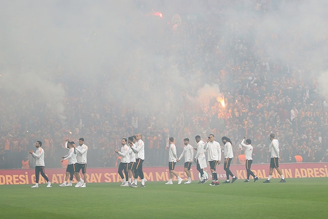 Galatasaray, 25 bin taraftarla antrenman yaptı! 3