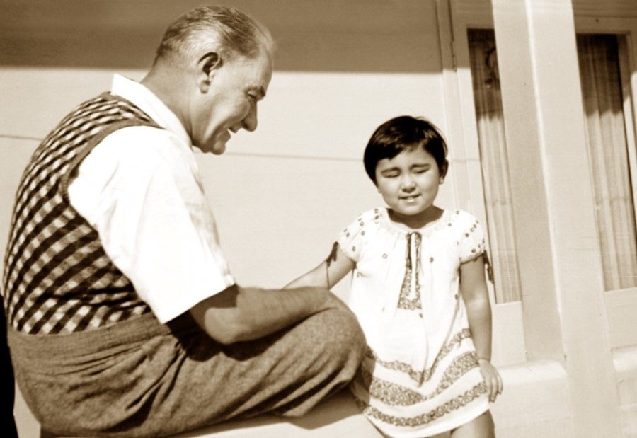 Atatürk'ün çocuk sevgisi 3